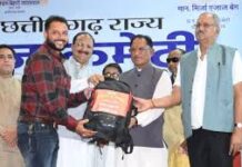 मुख्यमंत्री विष्णु देव साय ने हज यात्रियों को वितरित किया फर्स्ट एड किट : सफल हज यात्रा के लिए शुभकामना देकर यात्रियों का किया स्वागत मुख्यमंत्री विष्णु देव साय ने हज यात्रियों को वितरित किया फर्स्ट एड किट : सफल हज यात्रा के लिए शुभकामना देकर यात्रियों का किया स्वागत