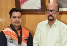 राज्यपाल डेका ने स्वर्ण पदक विजेता आर्मरेसलर श्रीमंत झा को दी बधाई राज्यपाल डेका ने स्वर्ण पदक विजेता आर्मरेसलर श्रीमंत झा को दी बधाई