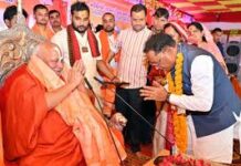 तेंदुवा धाम में राम कथा का भव्य शुभारंभ : मुख्यमंत्री विष्णु देव साय ने लिया संतों का आशीर्वाद तेंदुवा धाम में राम कथा का भव्य शुभारंभ : मुख्यमंत्री विष्णु देव साय ने लिया संतों का आशीर्वाद