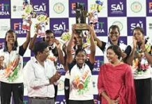 जंगल के मैदानों से राष्ट्रीय मंच तक : भारत की हॉकी विरासत को जीवित रखे हुए हैं जनजातीय समुदाय जंगल के मैदानों से राष्ट्रीय मंच तक : भारत की हॉकी विरासत को जीवित रखे हुए हैं जनजातीय समुदाय