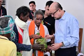 download (2) राज्यपाल रमेन डेका ने ग्राम बेहराखार जाकर विशेष पिछड़ी जनजाति बिरहोर समुदायों से की आत्मीय मुलाकात
