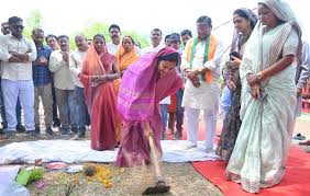 download (3) मंत्री लक्ष्मी राजवाड़े ने 13.22 करोड़ रूपये के विकास कार्यों का किया शुभारंभ