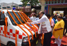 राज्यपाल डेका ने श्री जगन्नाथ मंदिर ट्रस्ट को सौंपी एम्बुलेंस की चाबी राज्यपाल डेका ने श्री जगन्नाथ मंदिर ट्रस्ट को सौंपी एम्बुलेंस की चाबी