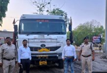 रेत के अवैध परिवहन पर बड़ी कार्रवाई, 6 हाइवा और 3 ट्रैक्टर जब्त रेत के अवैध परिवहन पर बड़ी कार्रवाई, 6 हाइवा और 3 ट्रैक्टर जब्त