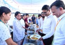 इनोवेशन महाकुंभ 1.0 में वित्त मंत्री ओपी चौधरी ने युवाओं के साथ किया सहभोज, विभिन्न विषयों पर हुई चर्चा इनोवेशन महाकुंभ 1.0 में वित्त मंत्री ओपी चौधरी ने युवाओं के साथ किया सहभोज, विभिन्न विषयों पर हुई चर्चा