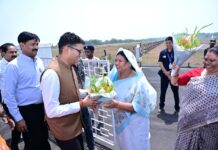 वित्त मंत्री ओपी चौधरी का जशपुर आगडीह हवाई अड्डे पर आत्मीय स्वागत वित्त मंत्री ओपी चौधरी का जशपुर आगडीह हवाई अड्डे पर आत्मीय स्वागत