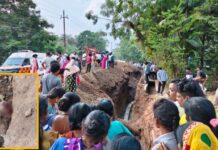 दर्दनाक हादसा: सीवरेज पाइपलाइन कार्य के दौरान धंसी मिट्टी, महिला समेत 3 मजदूरों की मौत दर्दनाक हादसा: सीवरेज पाइपलाइन कार्य के दौरान धंसी मिट्टी, महिला समेत 3 मजदूरों की मौत