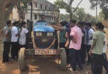 बंदूक छोड़ थामा ट्रैक्टर का स्टीयरिंग: नारायणपुर में आत्मसमर्पित नक्सलियों की नई शुरुआत बंदूक छोड़ थामा ट्रैक्टर का स्टीयरिंग: नारायणपुर में आत्मसमर्पित नक्सलियों की नई शुरुआत