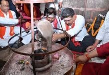 उप मुख्यमंत्री विजय शर्मा, वन मंत्री केदार कश्यप एवं सांसद संतोष पाण्डेय ने भोरमदेव मंदिर में की पूजा-अर्चना उप मुख्यमंत्री विजय शर्मा, वन मंत्री केदार कश्यप एवं सांसद संतोष पाण्डेय ने भोरमदेव मंदिर में की पूजा-अर्चना