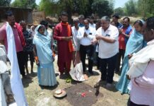 मंत्री राजेश अग्रवाल ने किया शिव मंदिर जीर्णोद्धार और संत कबीर मंदिर निर्माण का भूमिपूजन मंत्री राजेश अग्रवाल ने किया शिव मंदिर जीर्णोद्धार और संत कबीर मंदिर निर्माण का भूमिपूजन