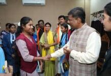 नारायणपुर के मेधावी छात्र सम्मानित- वन मंत्री केदार कश्यप ने खिलाई मिठाई नारायणपुर के मेधावी छात्र सम्मानित- वन मंत्री केदार कश्यप ने खिलाई मिठाई