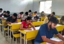 धमतरी में 4 केंद्रों पर होगी NEET परीक्षा, 1115 परीक्षार्थी होंगे शामिल धमतरी में 4 केंद्रों पर होगी NEET परीक्षा, 1115 परीक्षार्थी होंगे शामिल