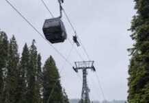 कश्मीर- गुलमर्ग रोपवे बीच रास्ते में थमा, बच्चों-बुजुर्गों समेत 300 सैलानी हवा में फंसे कश्मीर- गुलमर्ग रोपवे बीच रास्ते में थमा, बच्चों-बुजुर्गों समेत 300 सैलानी हवा में फंसे