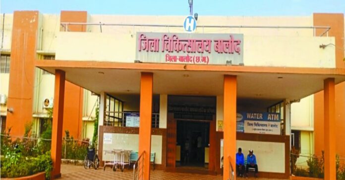 जिला अस्पताल में पेयजल संकट गहराया, मरीज और परिजन दर दर भटक रहे, जिम्मेदार अधिकारियों ने मौन साध ली