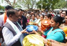 गांव की चौपाल में दिखी मुख्यमंत्री की सादगी और संवेदनशीलता गांव की चौपाल में दिखी मुख्यमंत्री की सादगी और संवेदनशीलता