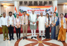 विभिन्न क्षेत्रों में उत्कृष्ट कार्य करने वाले गुमनाम नायकों का लोकभवन में हुआ सम्मान विभिन्न क्षेत्रों में उत्कृष्ट कार्य करने वाले गुमनाम नायकों का लोकभवन में हुआ सम्मान