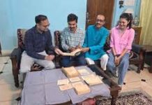 धौरपुर पूर्व राजपरिवार में मिलीं दुर्लभ धार्मिक पांडुलिपियां धौरपुर पूर्व राजपरिवार में मिलीं दुर्लभ धार्मिक पांडुलिपियां