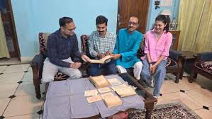 download धौरपुर पूर्व राजपरिवार में मिलीं दुर्लभ धार्मिक पांडुलिपियां