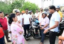 स्कूटी से शहर का निरीक्षण करने निकले उप मुख्यमंत्री अरुण साव स्कूटी से शहर का निरीक्षण करने निकले उप मुख्यमंत्री अरुण साव