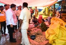 मर्दापाल के साप्ताहिक बाजार में अचानक पहुंचे उप मुख्यमंत्री विजय शर्मा मर्दापाल के साप्ताहिक बाजार में अचानक पहुंचे उप मुख्यमंत्री विजय शर्मा