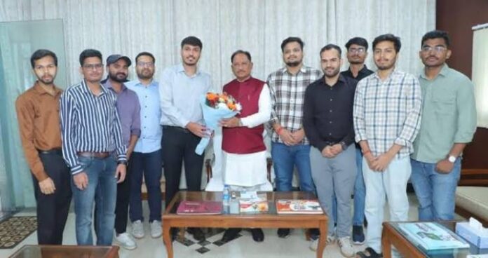 मुख्यमंत्री विष्णुदेव साय ने यूपीएससी प्रारंभिक परीक्षा में सफल ट्राइबल यूथ हॉस्टल के विद्यार्थियों से की मुलाकात