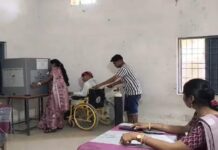मतदान के जज्बे को सलाम : ऑक्सीजन सपोर्ट पर पोलिंग बूथ पहुंचे बुजुर्ग, डाला वोट, सभी ने की सराहना मतदान के जज्बे को सलाम : ऑक्सीजन सपोर्ट पर पोलिंग बूथ पहुंचे बुजुर्ग, डाला वोट, सभी ने की सराहना