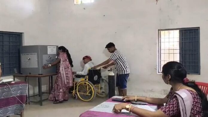 download (2) मतदान के जज्बे को सलाम : ऑक्सीजन सपोर्ट पर पोलिंग बूथ पहुंचे बुजुर्ग, डाला वोट, सभी ने की सराहना