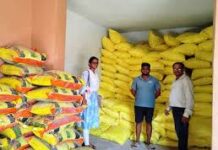 खाद की कालाबाजारी पर शिकंजा : अवैध भण्डारण पर कार्रवाई, गोदाम सील और खाद जब्त खाद की कालाबाजारी पर शिकंजा : अवैध भण्डारण पर कार्रवाई, गोदाम सील और खाद जब्त