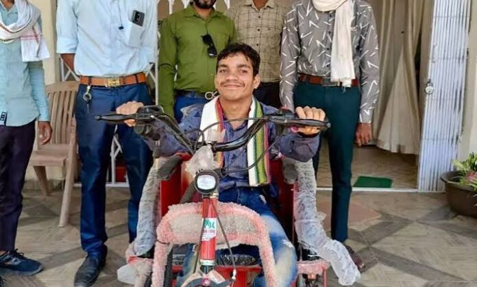 दिव्यांग मनुराज को मिला संबल, मोटराइज्ड ट्राईसाइकिल से अब शिक्षा की राह होगी आसान