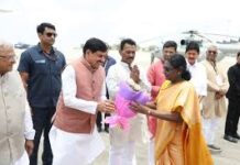 राष्ट्रपति मुर्मु को इन्दौर एयरपोर्ट पर दी गई भावभीनी विदाई राष्ट्रपति मुर्मू को इंदौर एयरपोर्ट पर दी गई भावभीनी विदाई