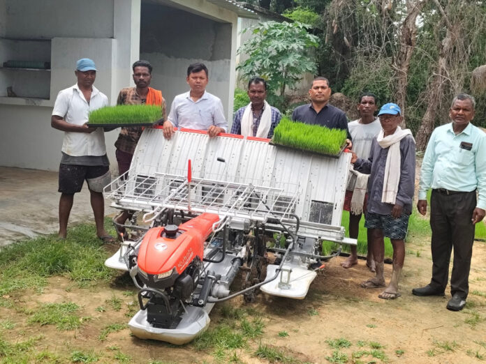 गौरेला-पेंड्रा-मरवाही : सुशासन तिहार-2026 : किसान की मांग का हुआ त्वरित निराकरण, अनुदान पर मिली रोपा लगाने की मशीन गौरेला-पेंड्रा-मरवाही 16 जुलाई 2026 : मुख्यमंत्री विष्णुदेव साय के नेतृत्व में प्रदेश में संचालित सुशासन तिहार-2026 आमजन की समस्याओं के त्वरित समाधान का प्रभावी माध्यम बनकर सामने आया है। जिले में प्राप्त आवेदनों का समयबद्ध निराकरण कर पात्र हितग्राहियों को शासन की योजनाओं का लाभ दिलाया जा रहा है। इसी क्रम में मरवाही विकासखंड के ग्राम उषाड़ निवासी कृषक विनय अभिषेक सिंह को कृषि विभाग द्वारा अनुदान पर रोपा लगाने की आधुनिक मशीन उपलब्ध कराई गई है। किसान अभिषेक सिंह ने सुशासन तिहार के जिला स्तरीय समाधान शिविर में धान की रोपाई को सरल, तेज एवं कम लागत वाला बनाने के उद्देश्य से रोपा लगाने की मशीन उपलब्ध कराने के लिए आवेदन प्रस्तुत किया था। आवेदन प्राप्त होने के बाद कृषि विभाग ने त्वरित कार्रवाई करते हुए आवश्यक प्रक्रिया पूर्ण की तथा सीएचएएमपीएस प्रणाली के माध्यम से कृषक का पंजीयन कर पात्रता अनुसार अनुदान स्वीकृत कराया। इसके उपरांत उन्हें शासन की योजना के अंतर्गत अनुदान पर रोपा लगाने की मशीन उपलब्ध कराई गई।कृषक ने बताया कि आधुनिक कृषि यंत्र मिलने से धान की रोपाई कम समय में बेहतर गुणवत्ता के साथ हो सकेगी। इससे श्रम लागत में कमी आएगी, समय की बचत होगी तथा खेती अधिक वैज्ञानिक एवं लाभकारी बनेगी। उन्होंने कहा कि मशीन के उपयोग से समय पर रोपाई होने के कारण उत्पादन बढ़ने की भी संभावना है, जिससे उनकी आय में सकारात्मक वृद्धि होगी। उप संचालक कृषि सत्यजीत कंवर ने बताया कि शासन किसानों को आधुनिक कृषि तकनीकों एवं यंत्रीकरण से जोड़ने के लिए निरंतर प्रयासरत है। विभिन्न योजनाओं के माध्यम से पात्र किसानों को अनुदान पर कृषि यंत्र उपलब्ध कराए जा रहे हैं, जिससे खेती को आधुनिक, सुविधाजनक एवं लाभकारी बनाया जा सके। सुशासन तिहार के माध्यम से प्राप्त आवेदनों का प्राथमिकता के आधार पर निराकरण कर हितग्राहियों तक योजनाओं का लाभ पहुंचाया जा रहा है।