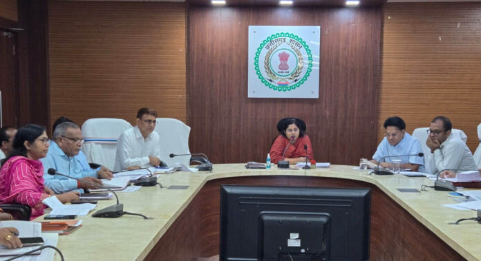 सूरजपुर : मासिक समीक्षा बैठक में निर्माण कार्यों की प्रगति पर कलेक्टर ने की विभागवार समीक्षा