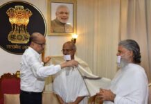 राज्यपाल डेका से सर्वाेदय शांति पदयात्रा के संतों ने की सौजन्य भेंट राज्यपाल डेका से सर्वाेदय शांति पदयात्रा के संतों ने की सौजन्य भेंट