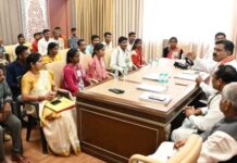 उप मुख्यमंत्री विजय शर्मा ने नक्सल प्रकरणों की वापसी को लेकर बस्तर के युवाओं से की मुलाकात