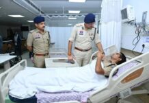 पुलिस कमिश्नर संजीव शुक्ला ने अस्पताल पहुंचकर घायल पुलिस जवानों का जाना हाल पुलिस कमिश्नर संजीव शुक्ला ने अस्पताल पहुंचकर घायल पुलिस जवानों का जाना हाल