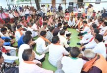 जमीन पर बैठकर उपमुख्यमंत्री विजय शर्मा ने सुनी ग्रामीणों की बात, करोड़ों रुपये के विकास कार्यों की दी सौगात जमीन पर बैठकर उपमुख्यमंत्री विजय शर्मा ने सुनी ग्रामीणों की बात, करोड़ों रुपये के विकास कार्यों की दी सौगात