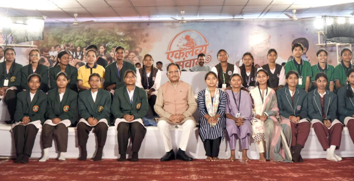 मुख्यमंत्री विष्णु देव साय ने एकलव्य के विद्यार्थियों का बढ़ाया उत्साह