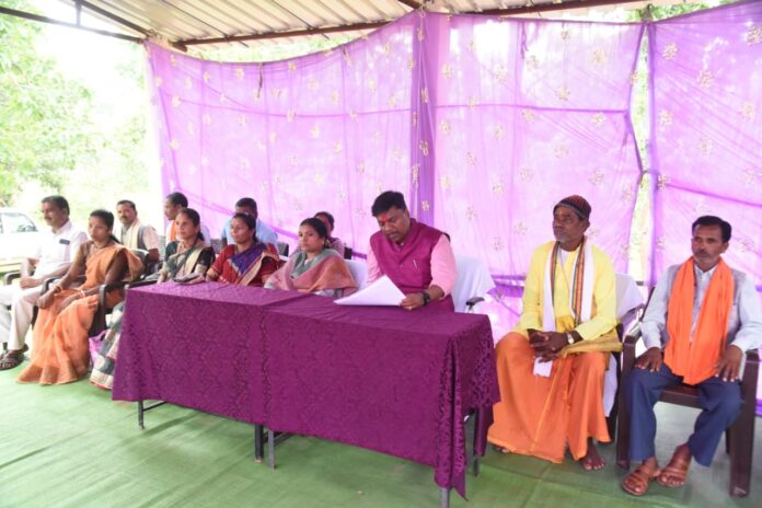 ashif Kondagaon: Forest Minister Kedar Kashyap performed the groundbreaking ceremony for development works worth ₹54 lakh in Chema village.