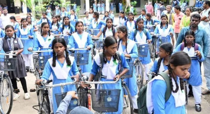 ashif सुशासन का पहिया: सरस्वती सायकल योजना से संवर रहा छत्तीसगढ़ की बेटियों का भविष्य