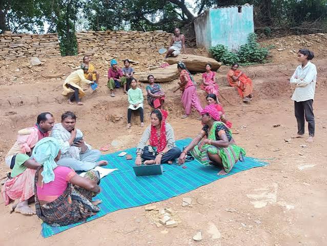 ashif बस्तर में बैंक सखियां बन रहीं ग्रामीणों की आर्थिक संबल