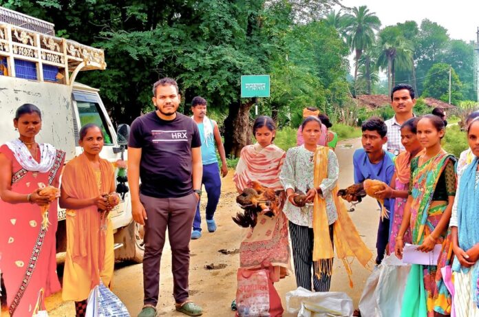 2 चूजों से बढ़ेगी ग्रामीण परिवारों की आमदनी : सुकमा में हितग्राहियों को निःशुल्क चूजे और दाना वितरित