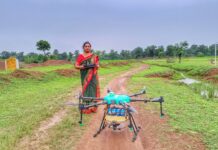 ड्रोन के पंखों से आत्मनिर्भरता की उड़ान, ‘विष्णु भैया’ की योजनाओं से हेमलता बनीं ड्रोन दीदी ड्रोन के पंखों से आत्मनिर्भरता की उड़ान, ‘विष्णु भैया’ की योजनाओं से हेमलता बनीं ड्रोन दीदी