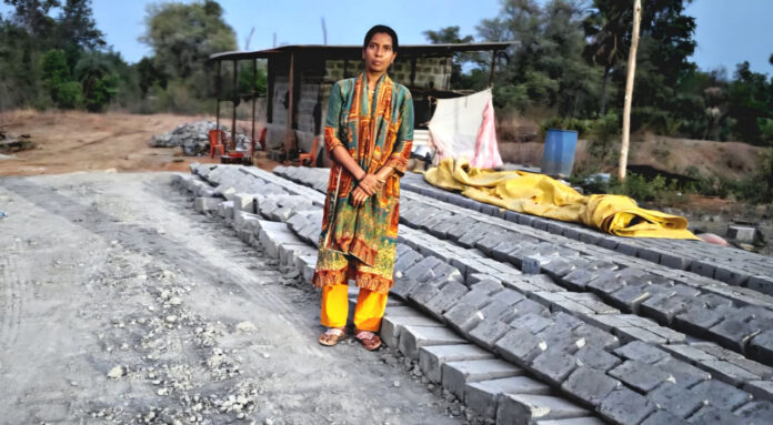 2 पूर्व में नक्सल प्रभावित गांव से आत्मनिर्भरता की उड़ान- सीमेंट ईंट व्यवसाय से बदली सोयम समसाद की जिंदगी