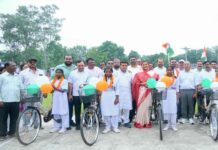 मंत्री लक्ष्मी राजवाड़े ने सरस्वती साइकिल योजना के तहत छात्राओं को बांटी साइकिलें