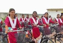 अब नहीं थकेंगे बेटियों के कदम: सरस्वती साइकिल योजना ने दी सपनों को नई रफ्तार अब नहीं थकेंगे बेटियों के कदम: सरस्वती साइकिल योजना ने दी सपनों को नई रफ्तार