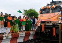 सरगुजा संभाग के 850 श्रद्धालु भारत गौरव ट्रेन से रामलला एवं बाबा विश्वनाथ के दर्शन के लिए रवाना सरगुजा संभाग के 850 श्रद्धालु भारत गौरव ट्रेन से रामलला एवं बाबा विश्वनाथ के दर्शन के लिए रवाना