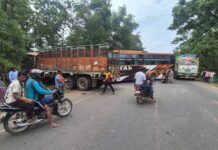 Kondagaon Road Accident : बस-ट्रक की टक्कर…कई यात्री घायल Kondagaon Road Accident : बस-ट्रक की टक्कर...कई यात्री घायल