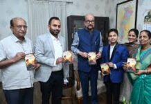 राज्यपाल डेका ने 12 वर्षीय छात्र मास्टर दिव्यांश की पुस्तक ‘थॉट्स अबाउट गॉड‘ का किया विमोचन राज्यपाल डेका ने 12 वर्षीय छात्र मास्टर दिव्यांश की पुस्तक ‘थॉट्स अबाउट गॉड‘ का किया विमोचन