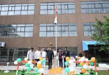 इंद्रावती भवन में आयुक्त नगर तथा ग्राम निवेश अवनीश कुमार शरण ने किया ध्वजारोहण इंद्रावती भवन में आयुक्त नगर तथा ग्राम निवेश अवनीश कुमार शरण ने किया ध्वजारोहण