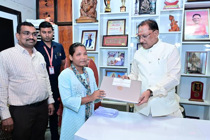 ashif दृष्टिबाधा नहीं बनी बाधा, जयमंती के सपनों को मिली डिजिटल उड़ान
